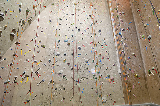 墙壁攀岩赛：运动与自然的无缝结合