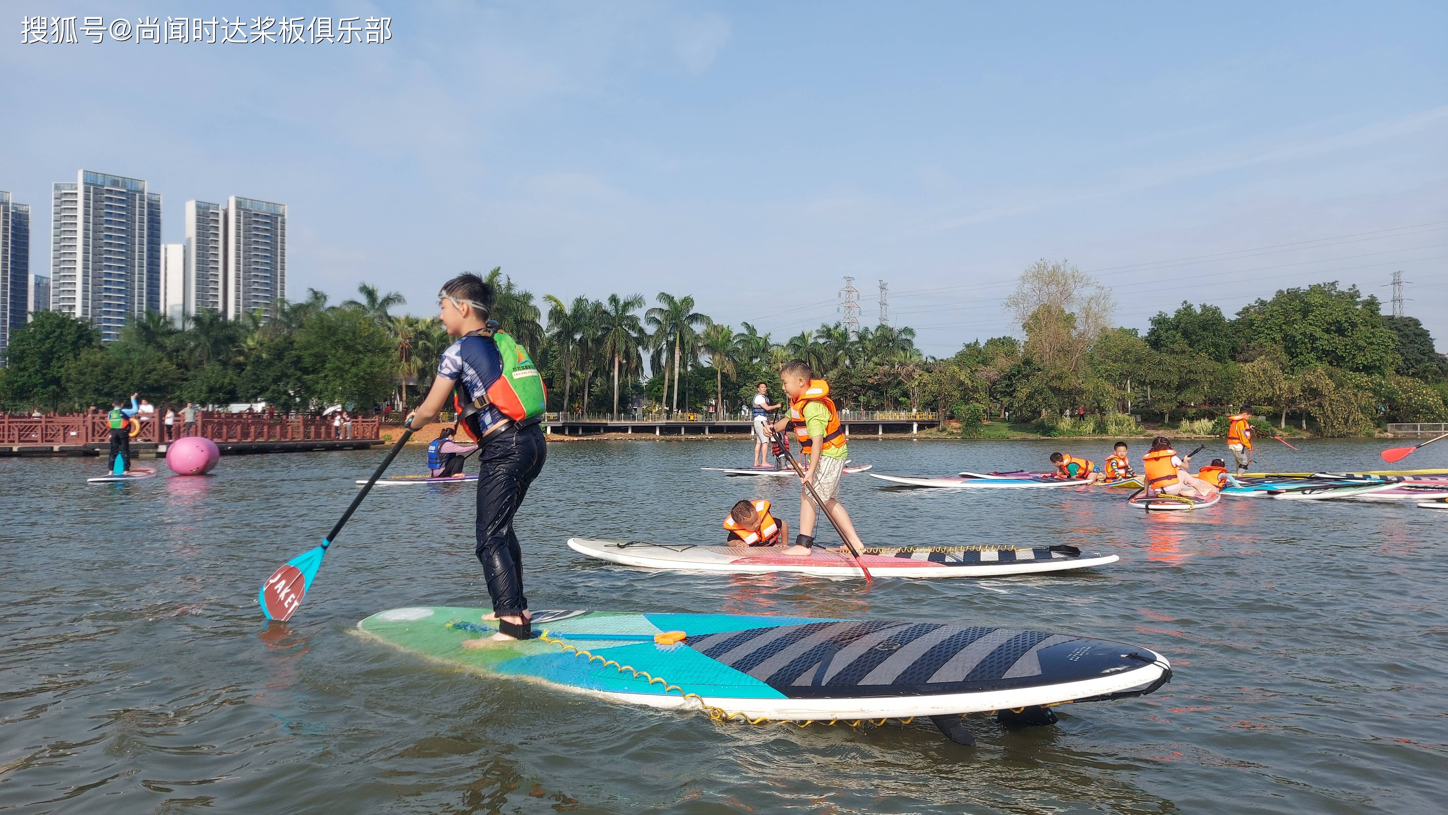 包含桨板冲浪赛：征服水浪的勇者之战的词条