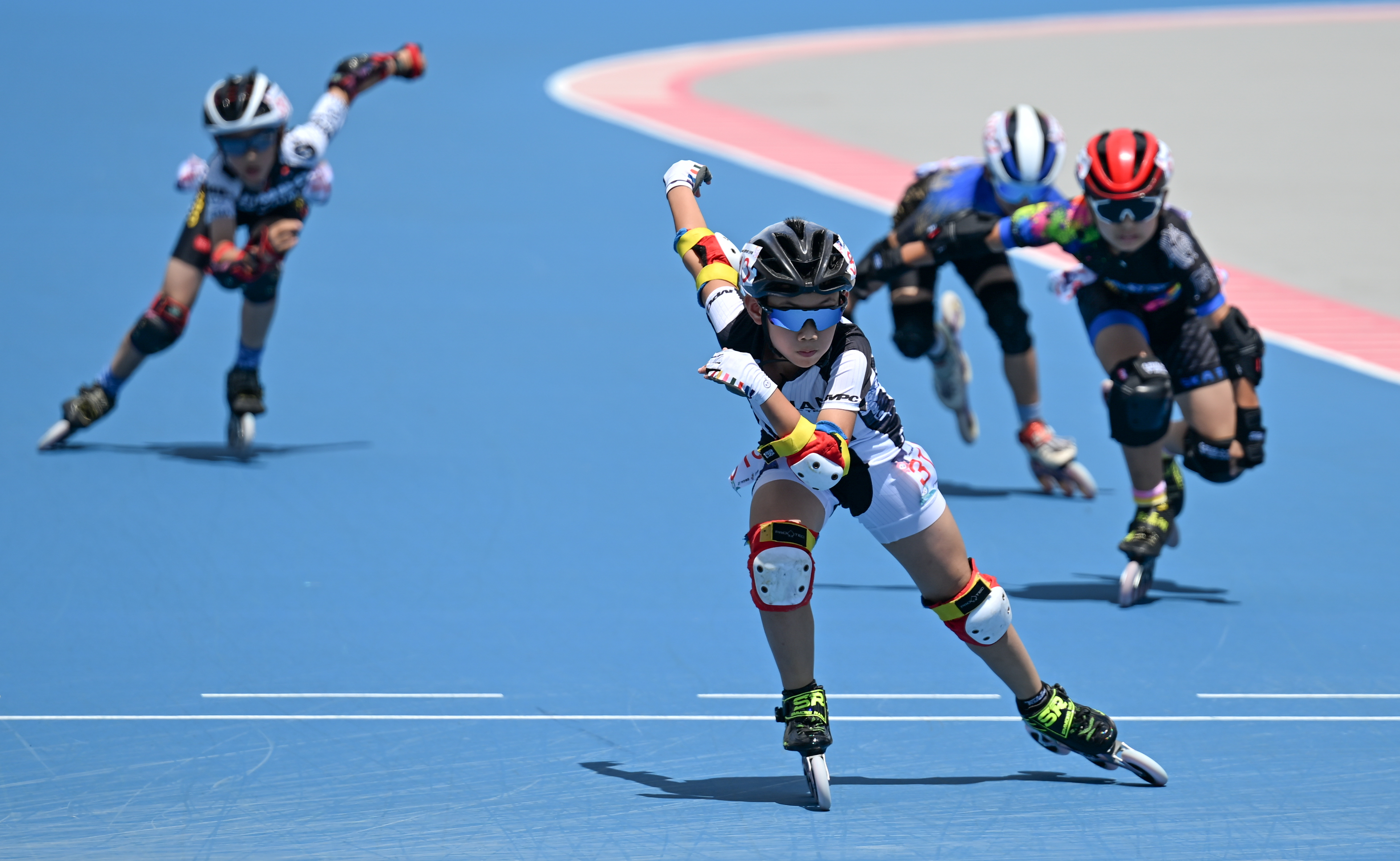 包含经典轮滑比赛：速度与优雅的展示的词条