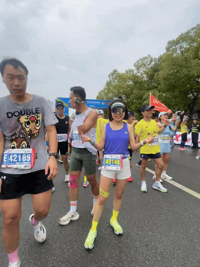 关于今年绝佳马拉松：比赛背后的故事与感动的信息