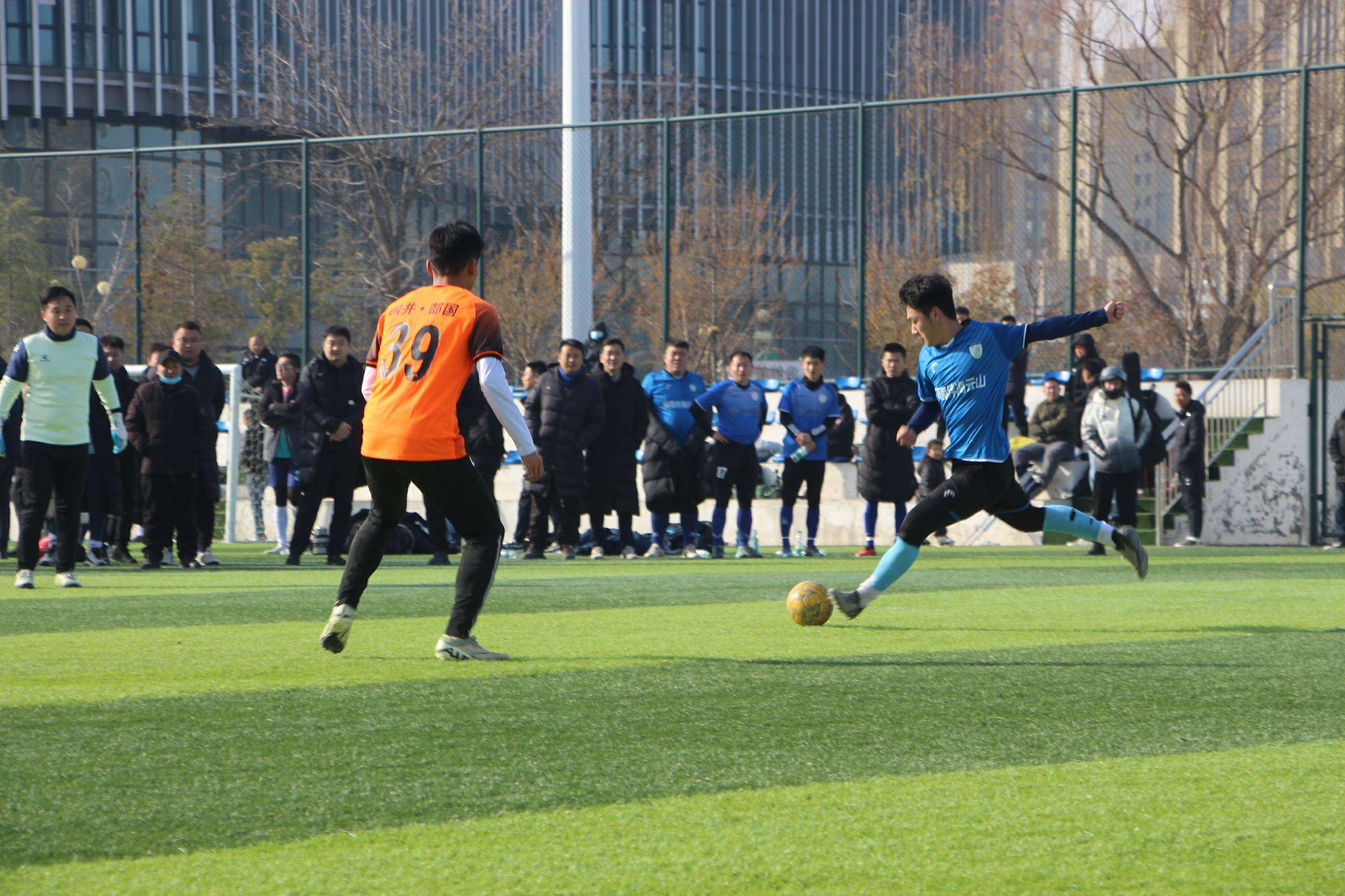 如何通过社区足球活动促进青少年发展？